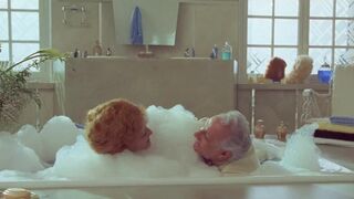 Geraldine Danon sans bra, Jeanne Moreau - La vieille qui marchait dans la mer (1991) Bareness movie vignettes