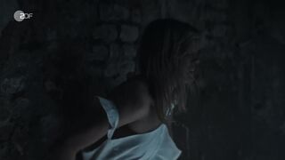 Elzemarieke de Vos naked - Ostfriesenfluch (2025) Thriller Scenes